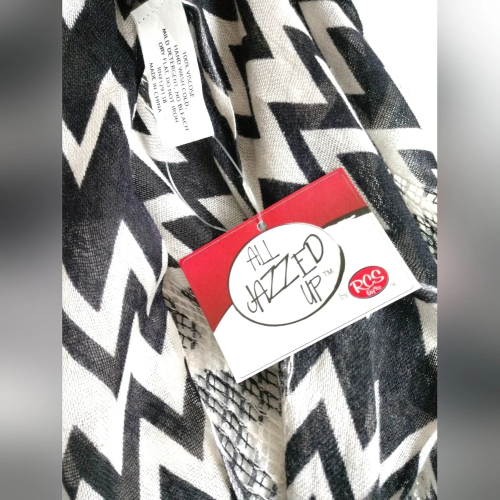 NEW All Jazzed Up Infinity Scarf Black White Chevron Stripe
